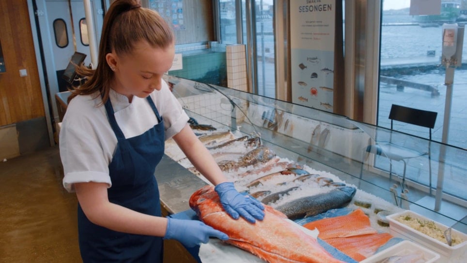 Hedda Leversen Larsen i arbeid på Fisketorget i Stavanger